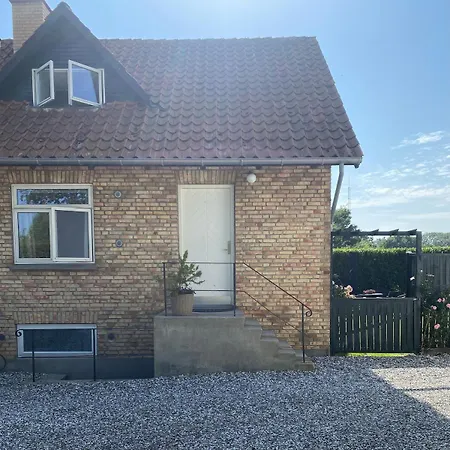 Lägenhet The Palm- Bright And Cozy 3- Bedroom Holiday Home With Private Terrasse & Garden, Brundby